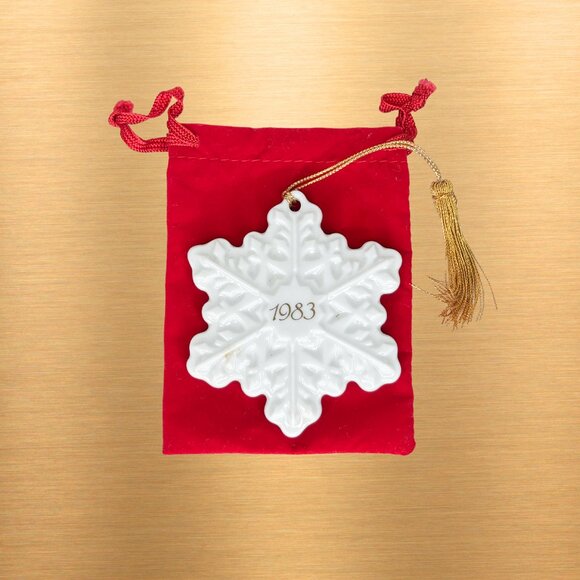1983 Avon Remembrance Snowflake Christmas Ornament - Picture 1 of 2